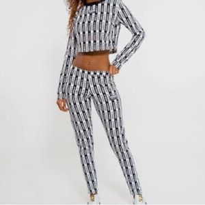 ADIDAS ORIGINAL SPELL OUT CROP TEE WITH LEGGINGS SZ small